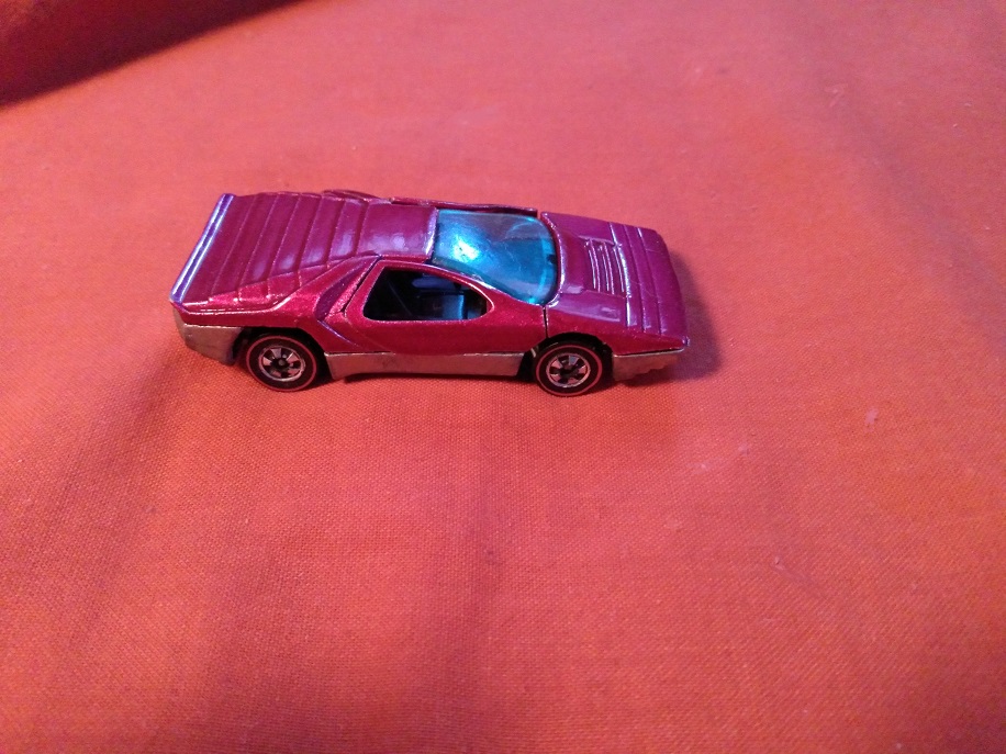 MAGENTA HOT WHEELS - BACK NOT PAINTED BLACK