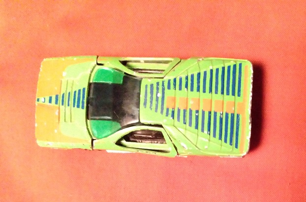 GREEN WITH ORANGE AND BLUE HOT WHEELS CARABO