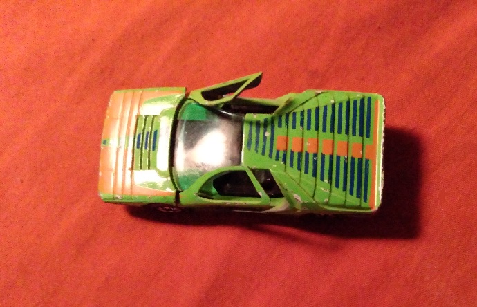 GREEN WITH ORANGE AND BLUE HOT WHEELS CARABO