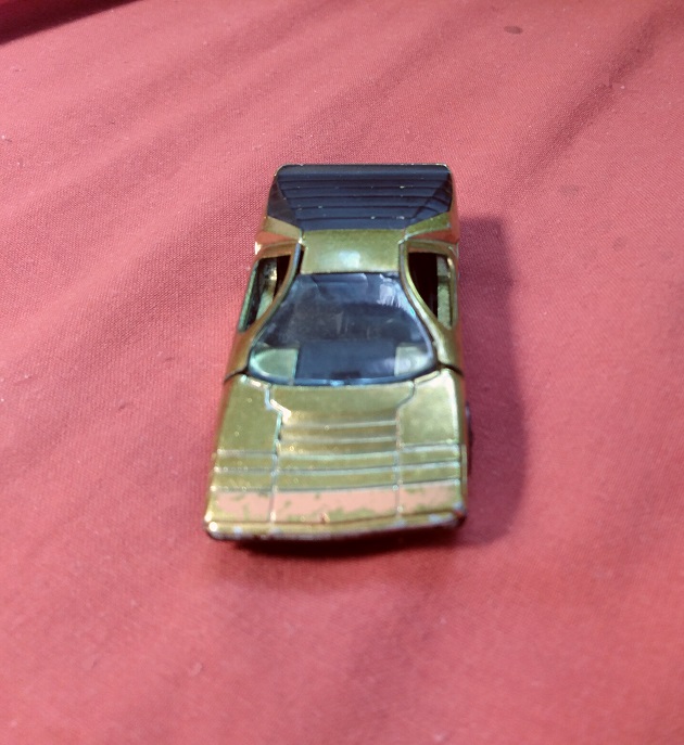 METALLIC YELLOW HOT WHEELS CARABO