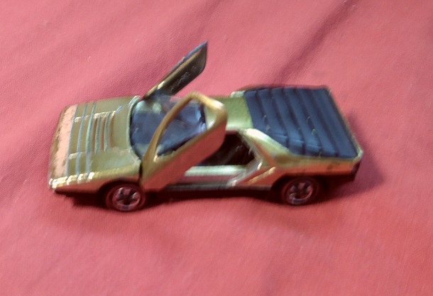 METALLIC YELLOW HOT WHEELS CARABO