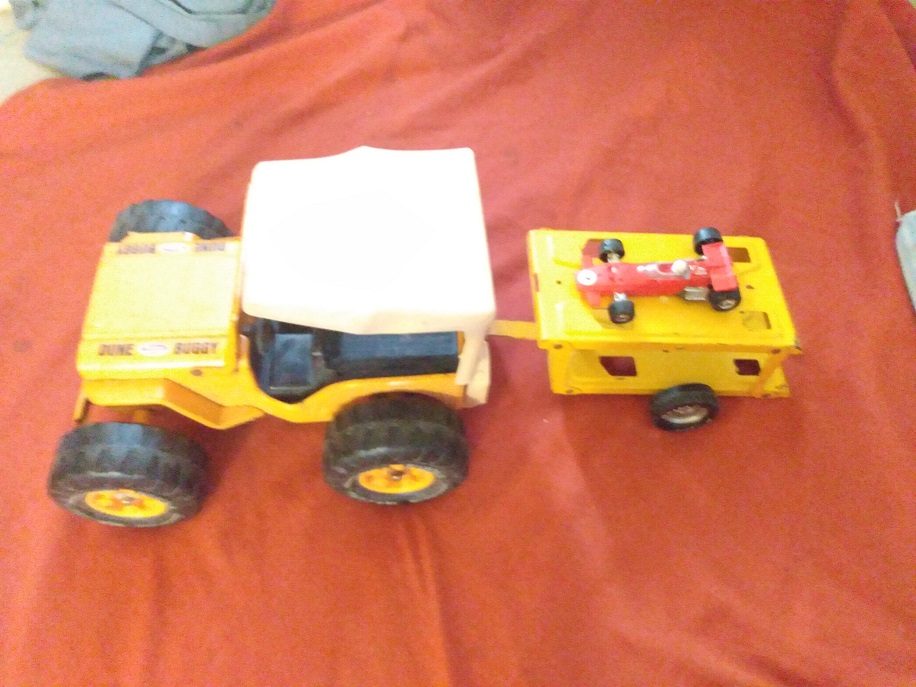 JEEP WITH TRAILER TOWING RACE CAR