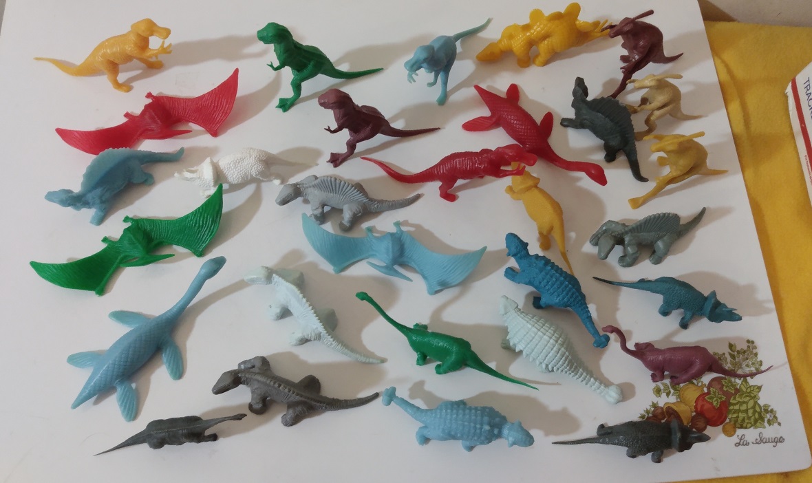 I DON'T KNOW WHAT KIND OF DINOSAURS THESE ARE.