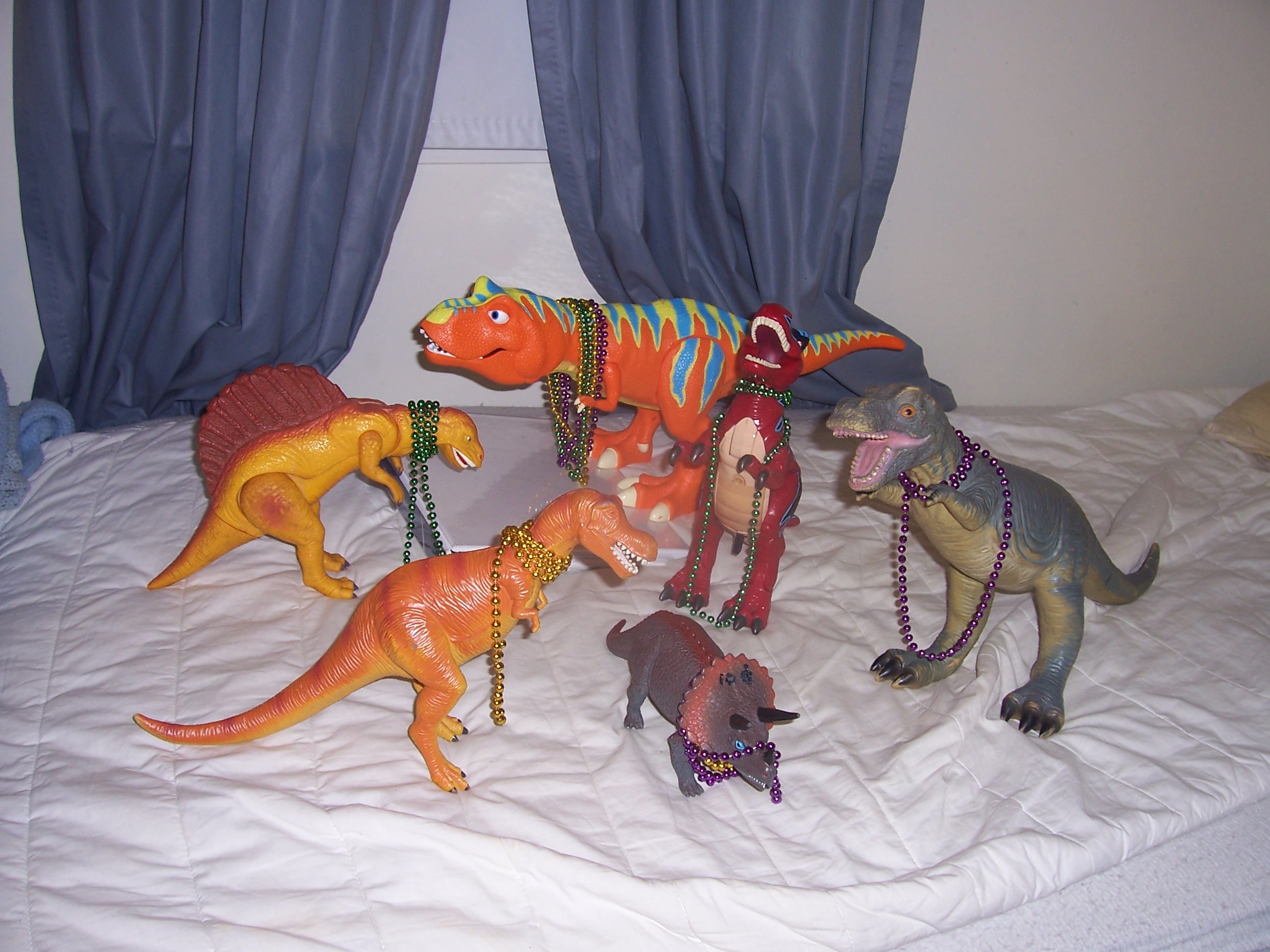 DINOS DRESSED TO PARTY