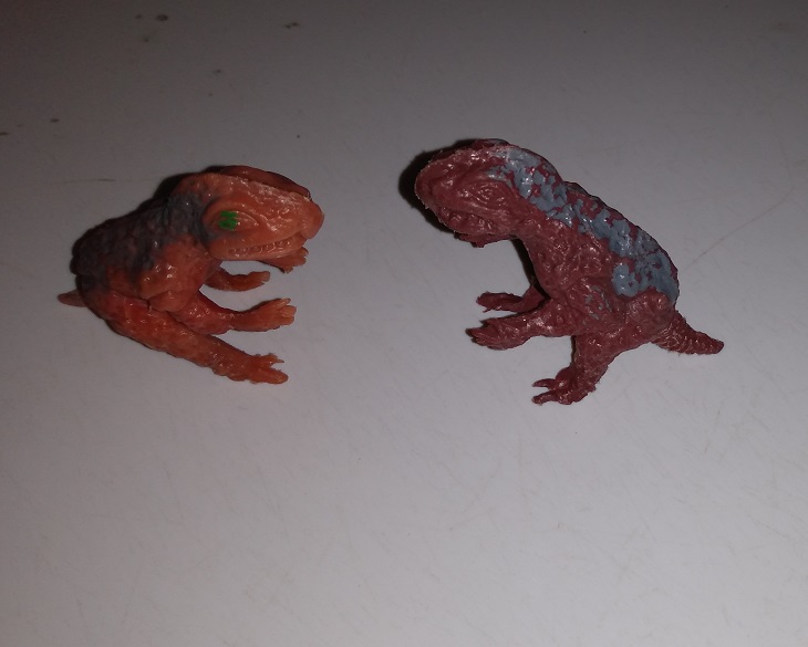 WHITE POST PSITTACOSAURUS PAIR