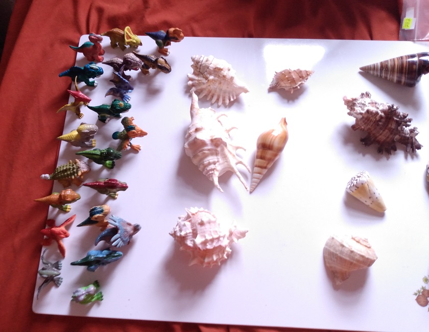 DINO FROZ DINOS LOOKING AT THE SHELLS READY TO JOIN IN THE SCENE.