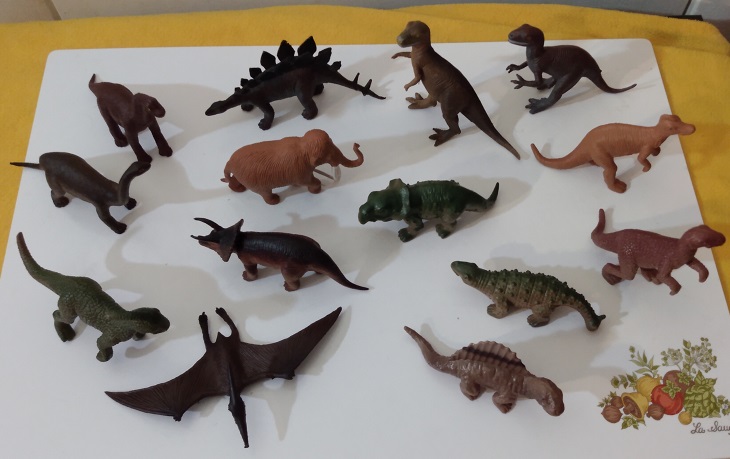 FUNRISE SET OF DINOSAURS - FAMILY PICTURE