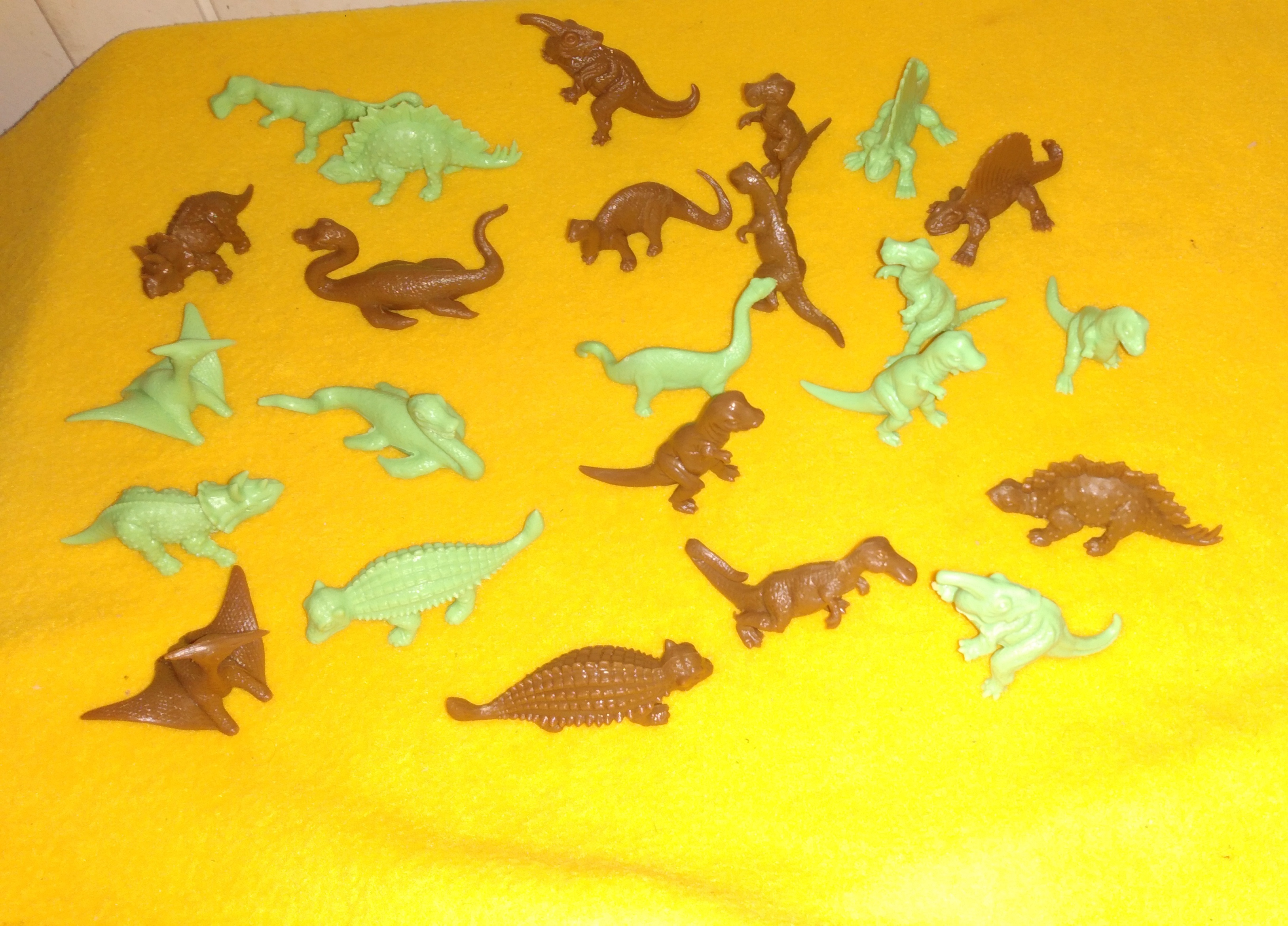 TOPPS GREEN AND BROWN DINOSAURS