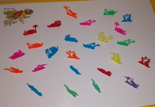 BRIGHT COLORFUL DINOSAUR FIGURES WITH STANDS