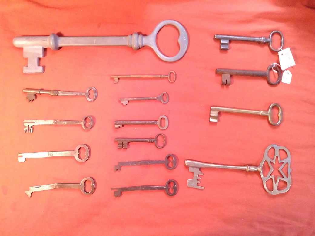 BUNCH OF BIG SKELETON KEYS