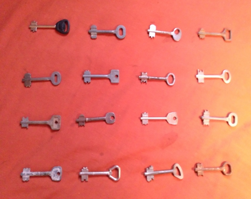 BIG BUNCH OF TWO SIDED SKELETON KEYS