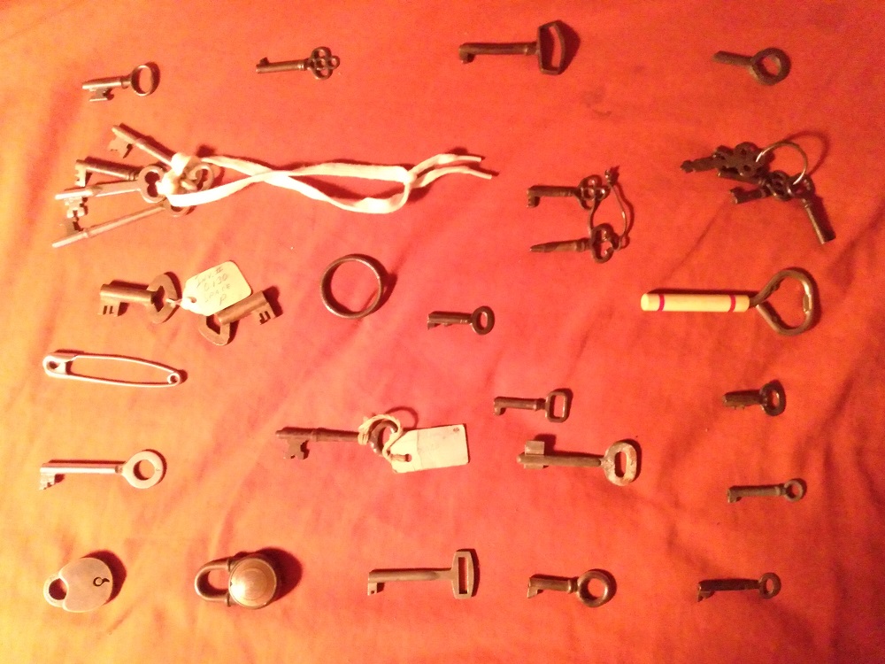 SKELETON KEY SQUARE 12